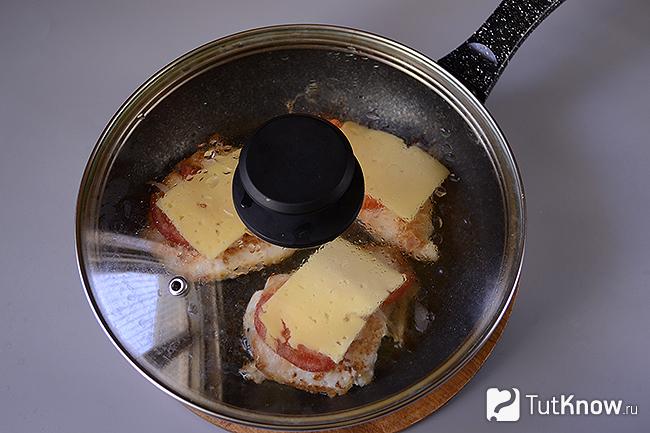 Куриные отбивные жарятся на сковороде