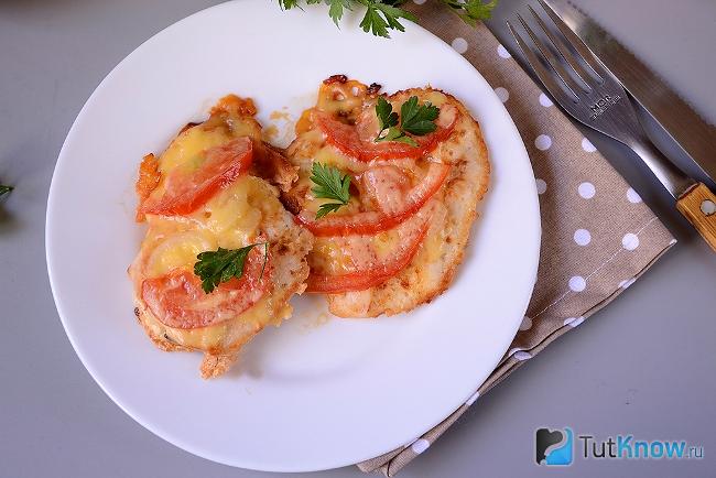 Готовые к подаче отбивные из куриного филе с сыром