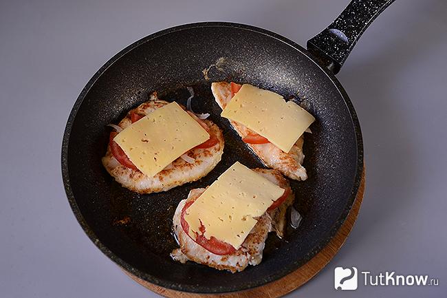 Отбивные из курицы с сыром и помидором на сковороде