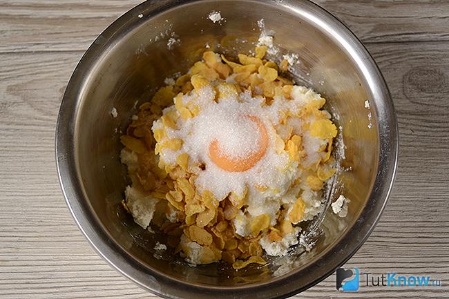Творожная масса с кукурузными хлопьями, сахаром и яйцом