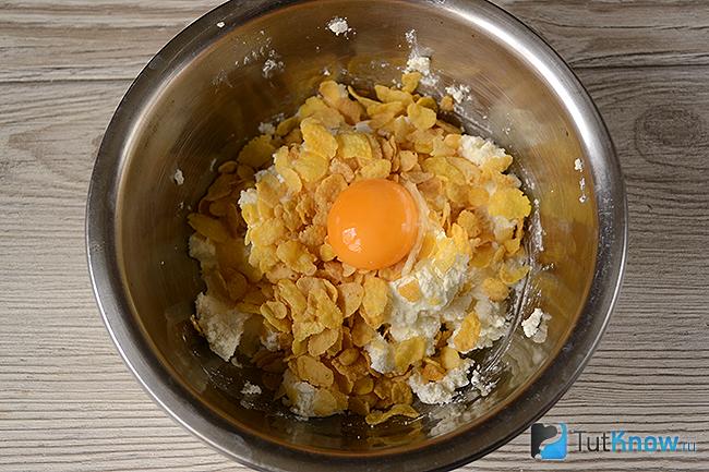 Яйцо с творожной массой и кукурузными хлопьями