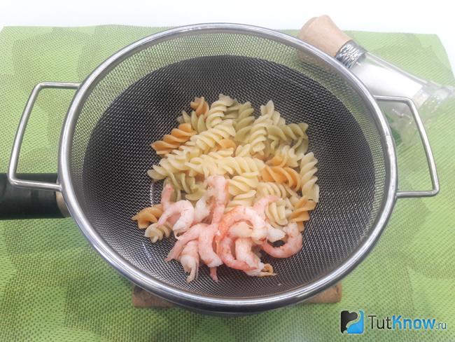 Креветки соединены с макаронами