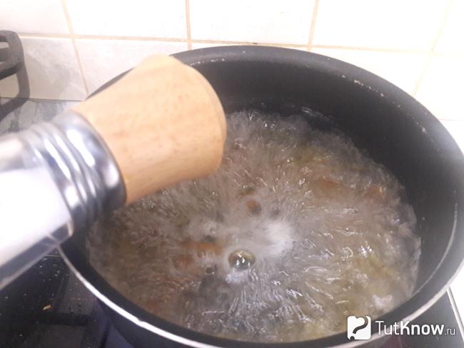 В сотейнике вода доведена до кипения и опущены вариться макароны