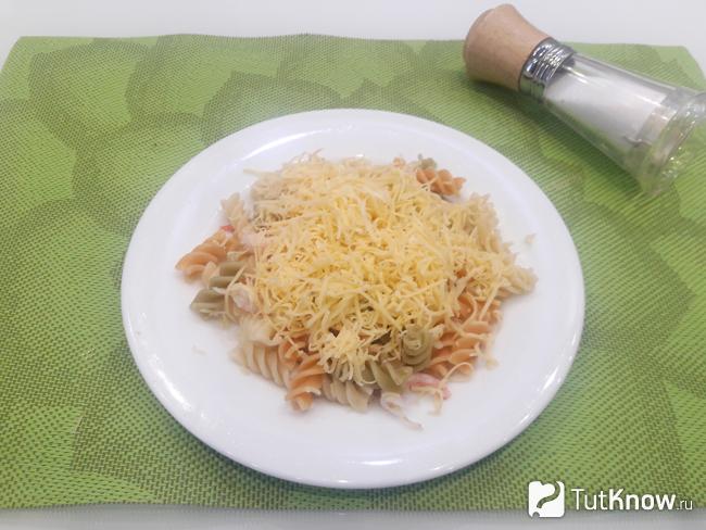 макароны с креветками присыпаны сыром