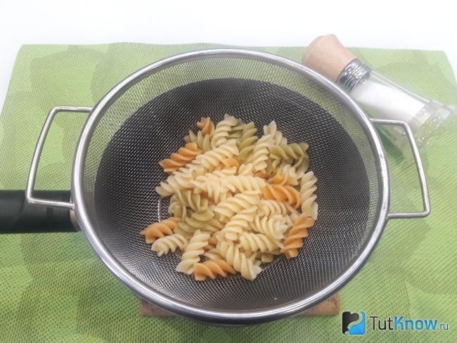 Макароны опрокинуты на сито