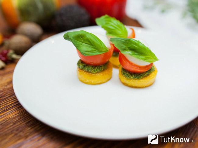 Кукурузная полента с моцареллой, сыром и помидорами