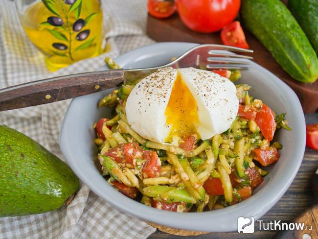 Салат с авокадо, огурцом и крабовыми палочками