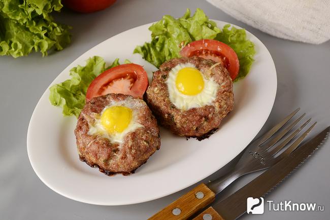 Мясные гнезда с перепелиными яйцами
