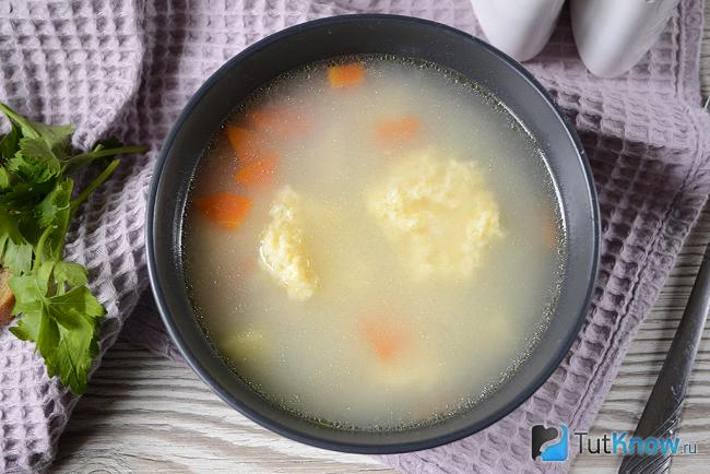 Суп с сырными клецками на курином бульоне