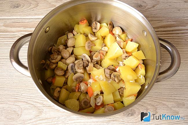 Картофель с грибами, морковью и луком