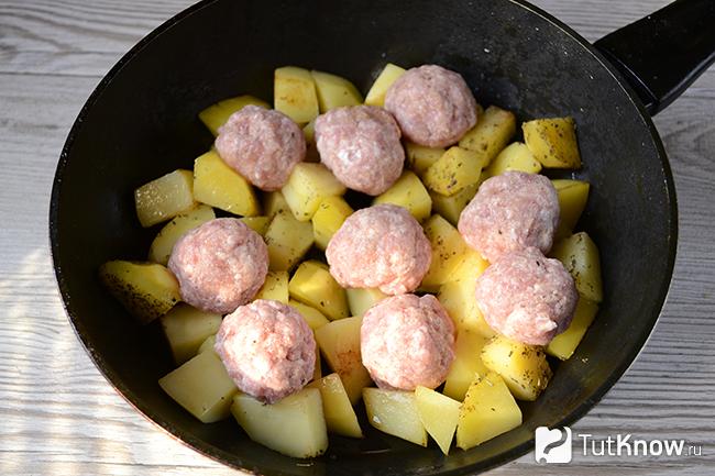 Картофель с фрикадельками на сковороде
