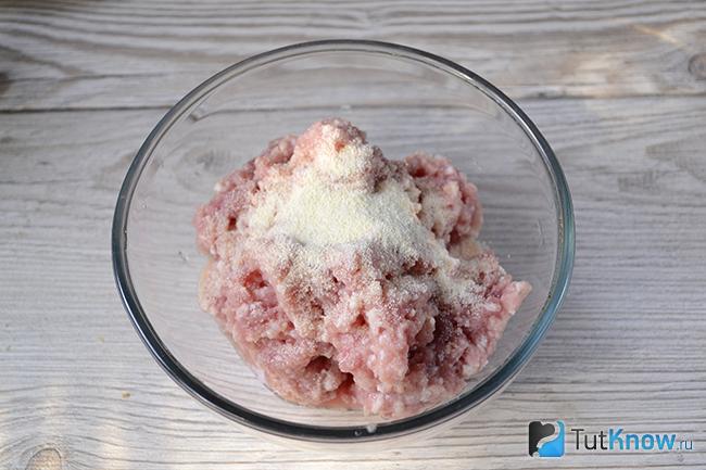 Мясной фарш с манной крупой