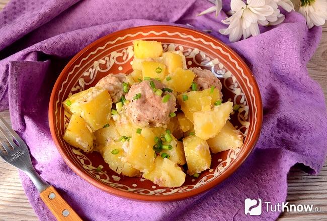 Готовый тушеный картофель с фрикадельками