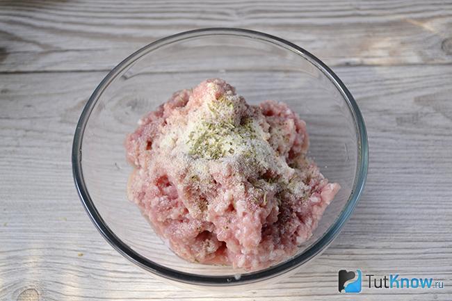 Мясной фарш со специями