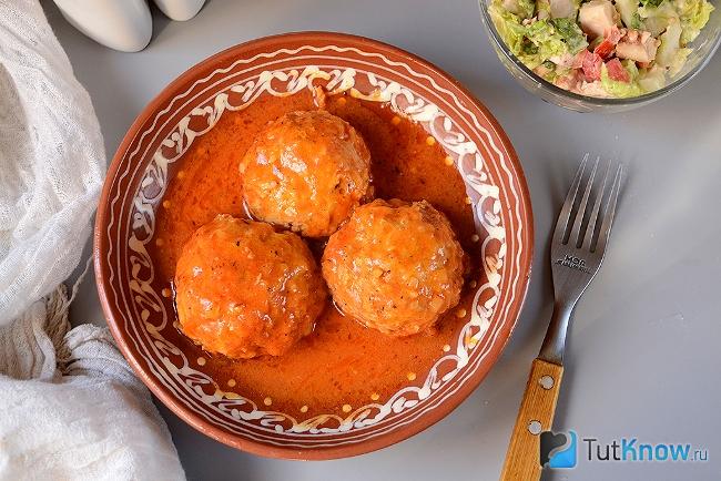 Готовые мясные тефтели с рисом в томатном соусе