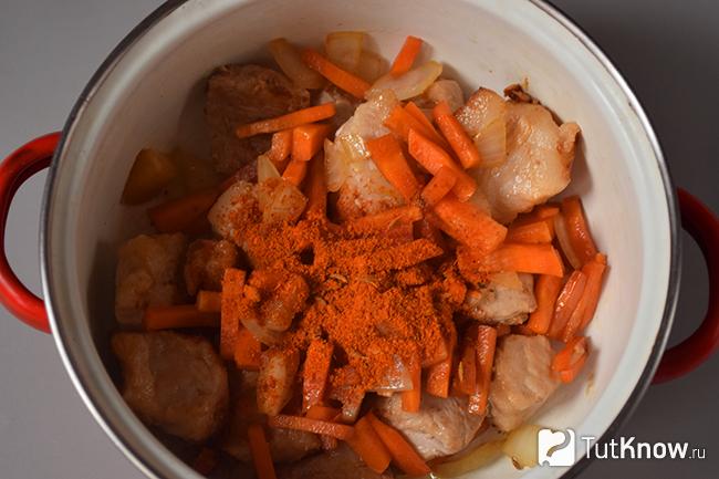 Свинина со специями и зажаркой из лука и моркови