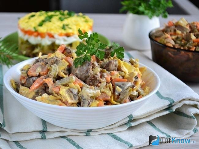 Салат с печенью свиной, огурцами и яичными блинчиками