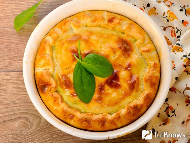 Пирог с семгой и рисом из слоеного теста