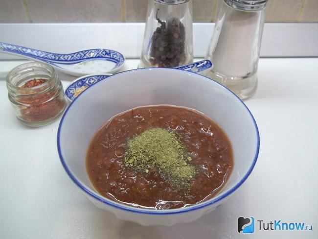 К сливовому пюре добавлена сушеная кинза