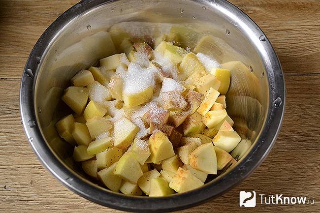 Яблоки с сахаром и корицей