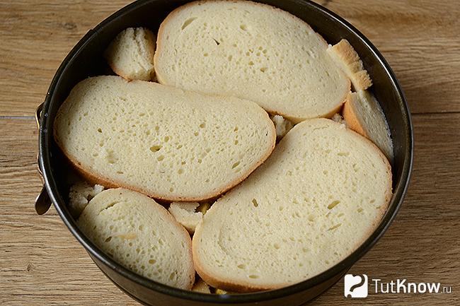 Слой из кусочков батона в форме для запекания