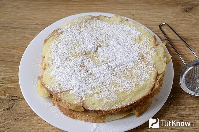 Готовая к подаче яблочная шарлотка из батона