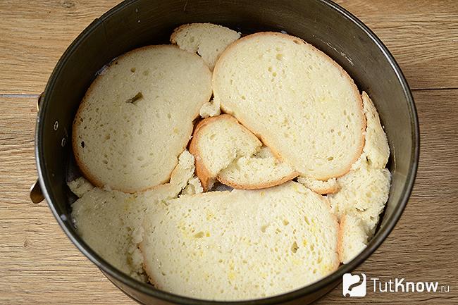 Кусочки батона в форме для запекания