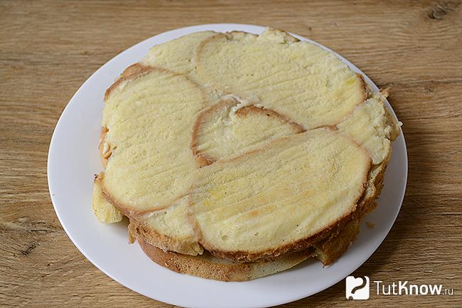 Готовая яблочная шарлотка из батона