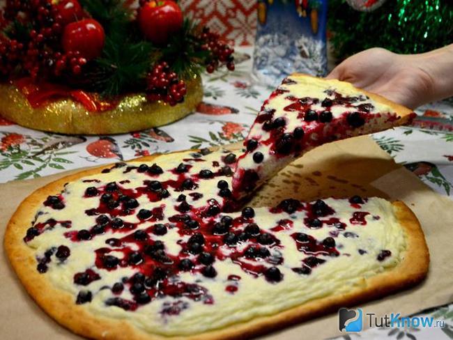 Шоколадная пицца с вишней