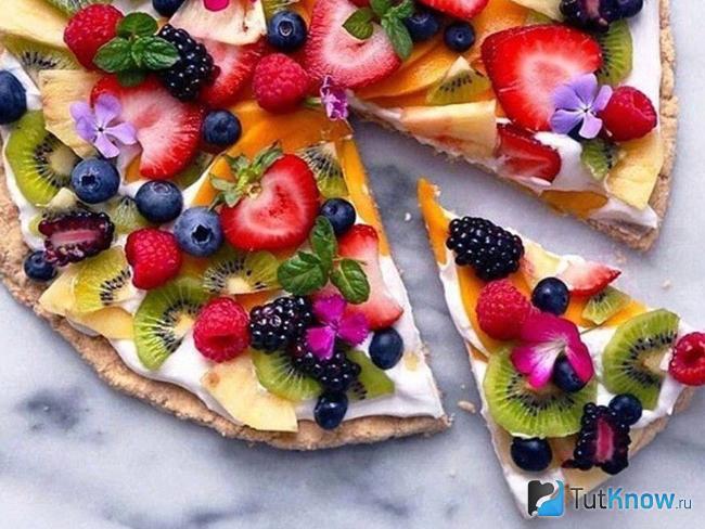 Пицца с клубникой и сыром маскарпоне