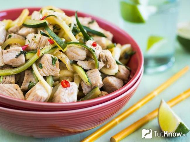 Салат с жареными цукини, индейкой и брынзой