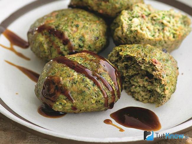 Рыбные котлеты с крапивой и овощами
