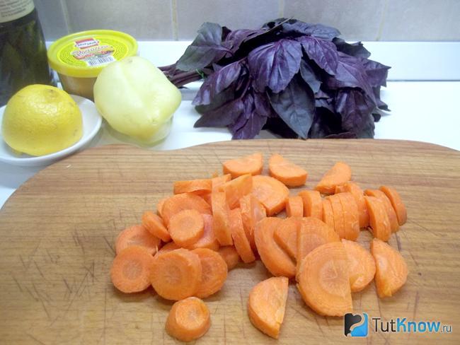 Морковь очищена и нарезана кольцами