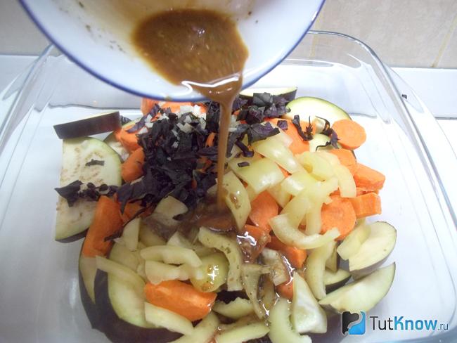 Соусом заправлены овощи