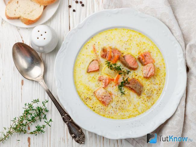 Новоанглийский суп чаудер с моллюсками и ветчиной