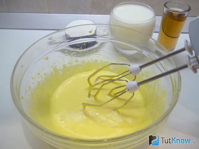 Желтки взбиты миксером
