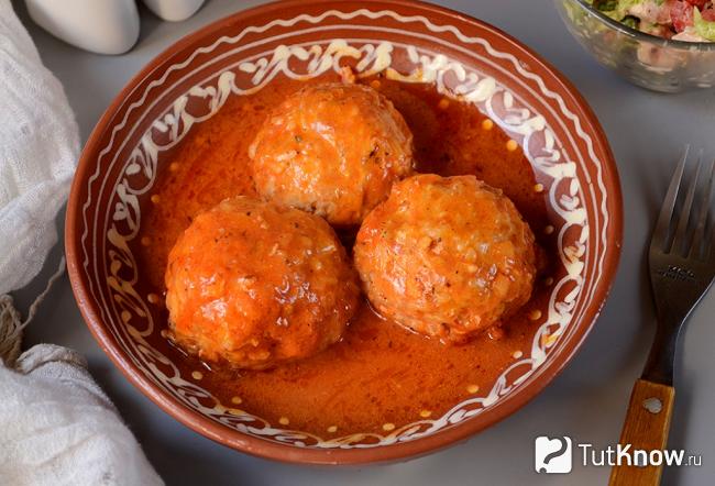 Мясные тефтели с рисом в томатном соусе