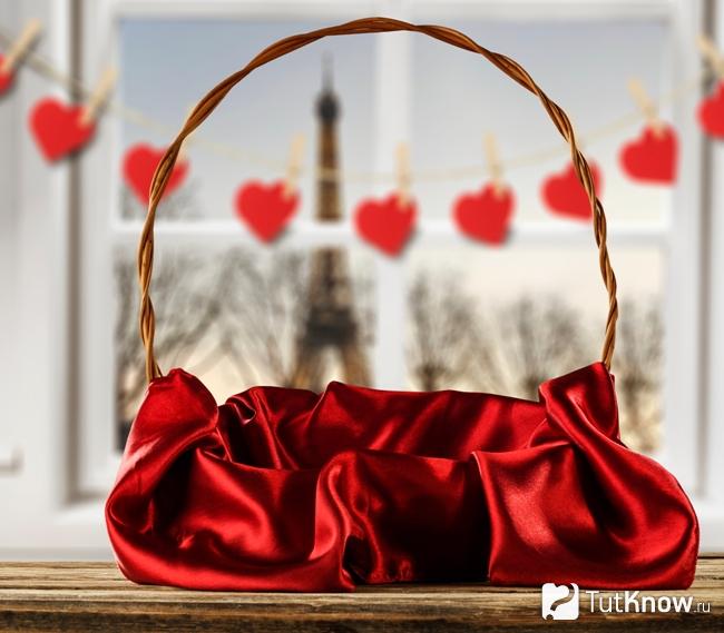Декоративная корзинка из атласных лент