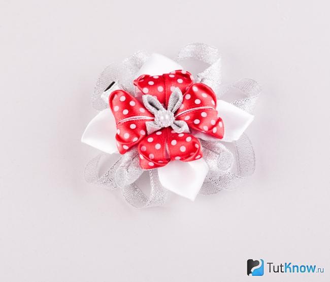 Детская поделка из атласных лент