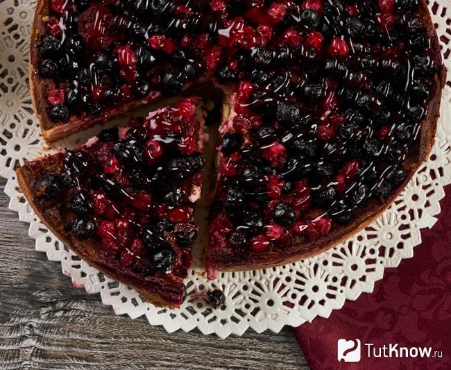 Муссовый ягодный торт с ежевикой и смородиной