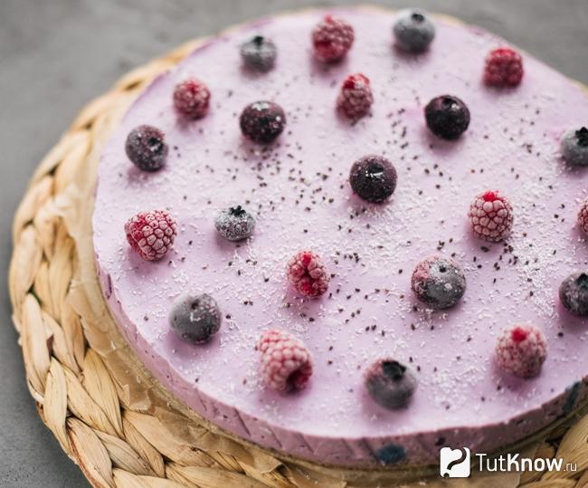 Ягодный летний торт без выпечки с малиной и черникой
