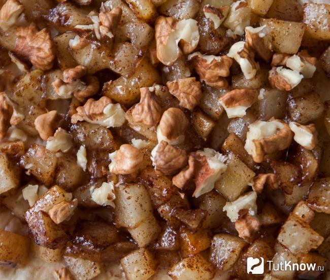 Фруктовый десерт с орехами и коньяком