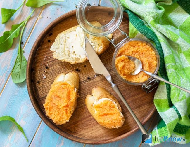 Бутерброды с икрой краба