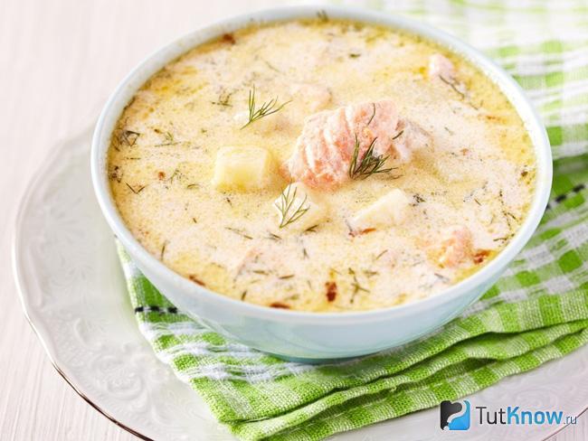 Суп с лососем и креветками