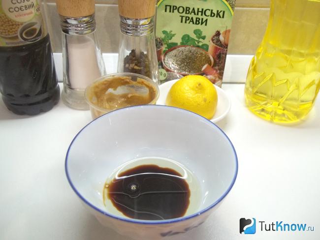К маслу добавлен соевый соус