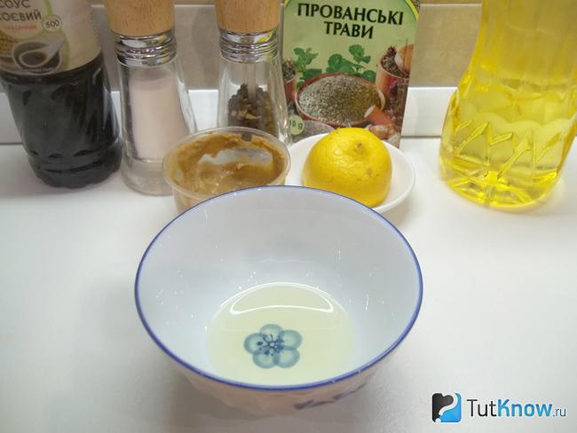 В миску налито растительное масло