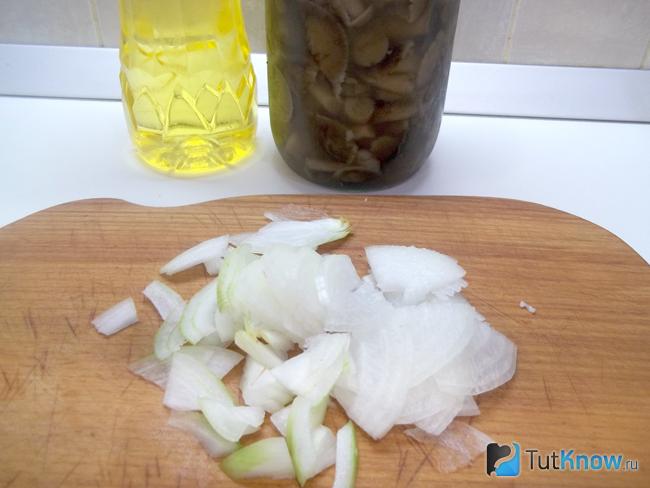Лук нашинкован полукольцами
