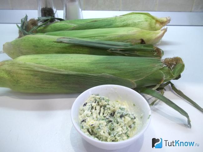 Масло перемешано с пряностями