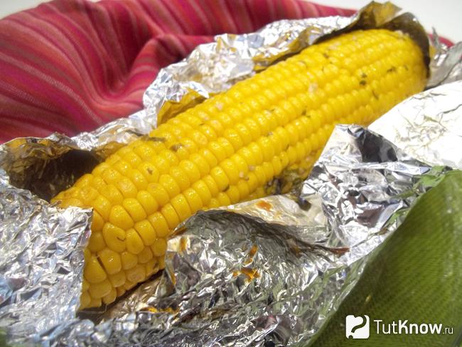 Готовая кукуруза в духовке в сливочном масле с чесноком и зеленью