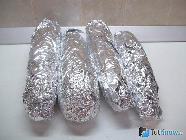 Кукуруза обернута фольгой